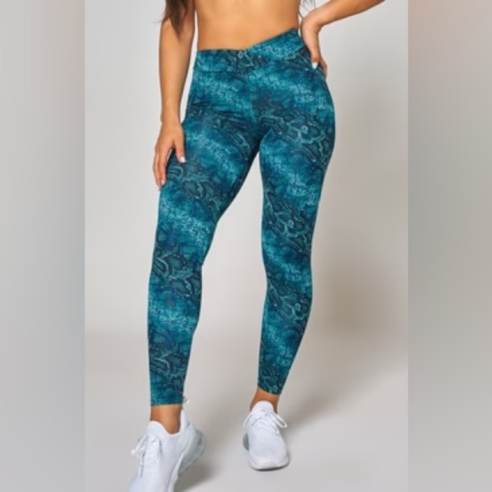 Lici Fit Serenity V-Cut scrunch leggings